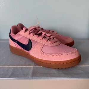 New Nike Field General Youth / Women’s Pink and Navy Size 4.5 Youth Sneakers